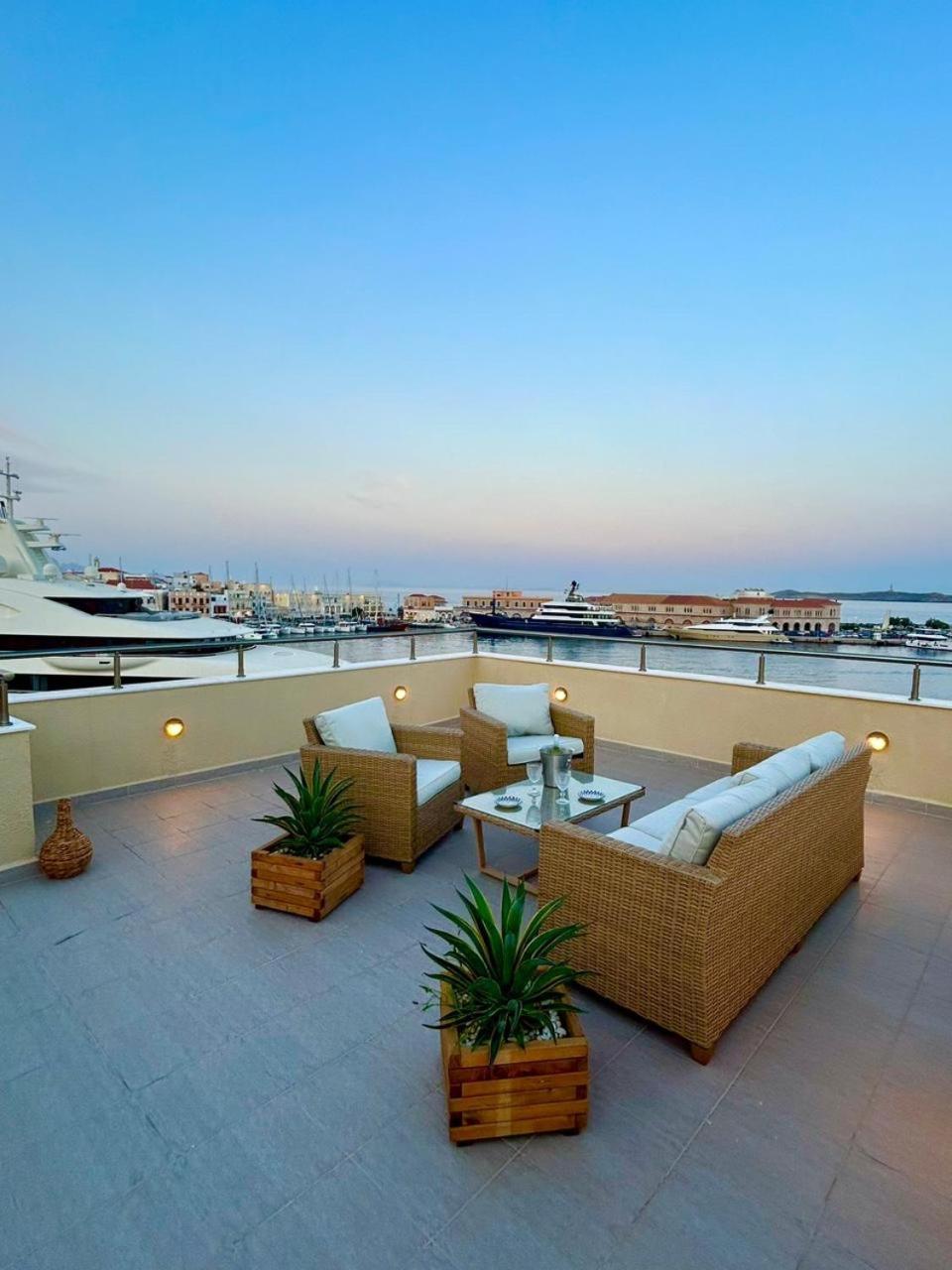 Emilia Suites Ermoupoli Exteriör bild