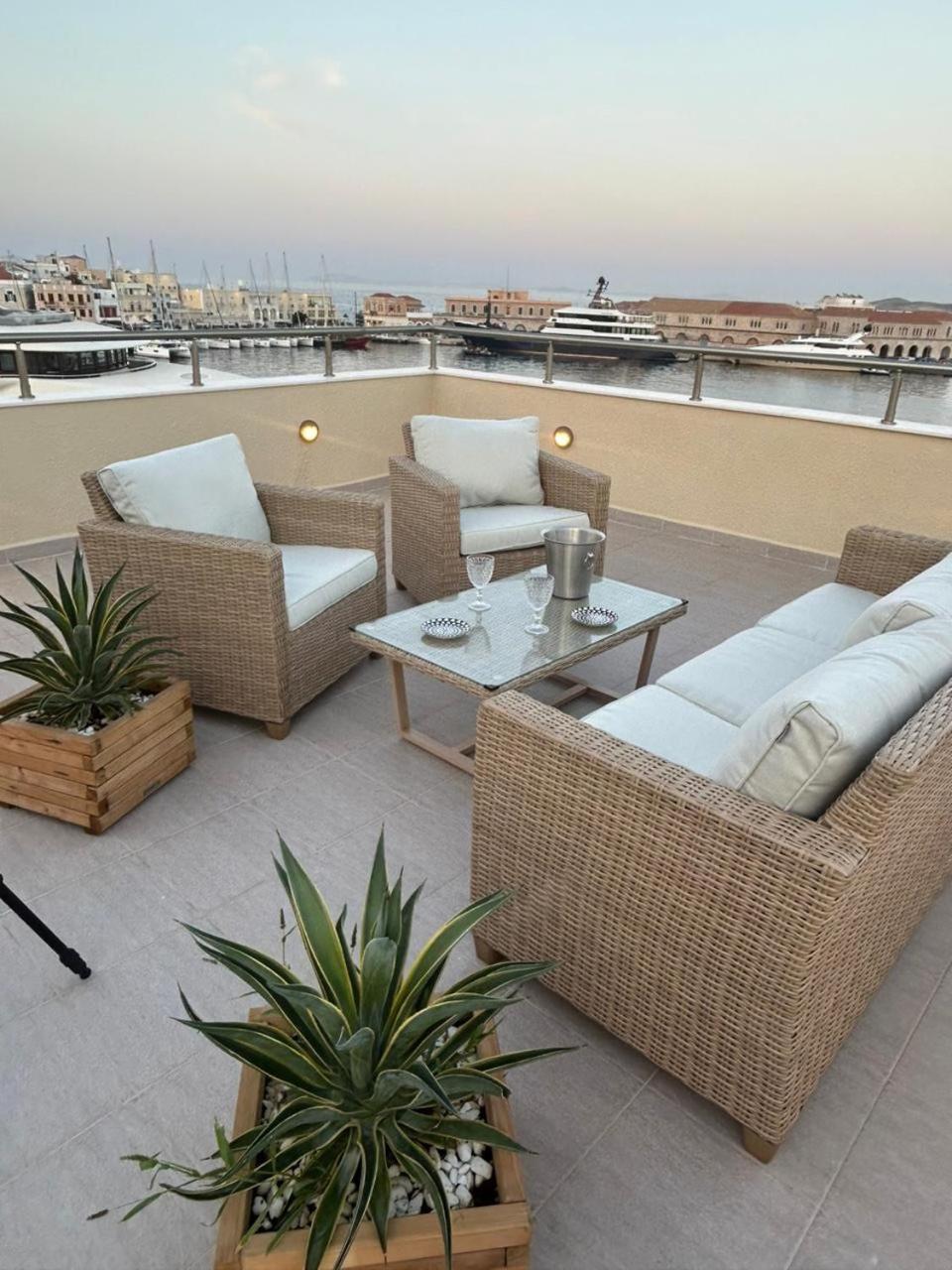 Emilia Suites Ermoupoli Exteriör bild